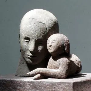 O aconchego dos outros — Escultura de Karin Somers
